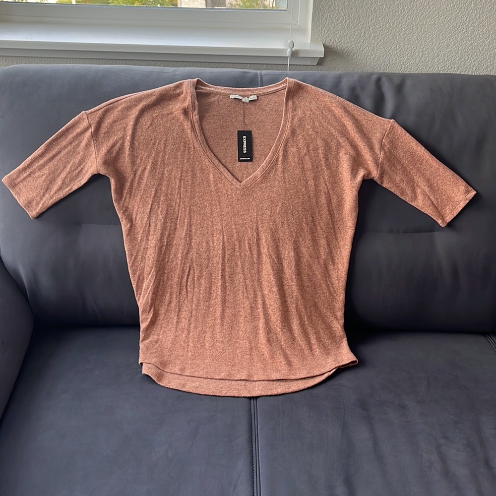 Express womens three quarter sleeve v neck rounded high low hem size: S